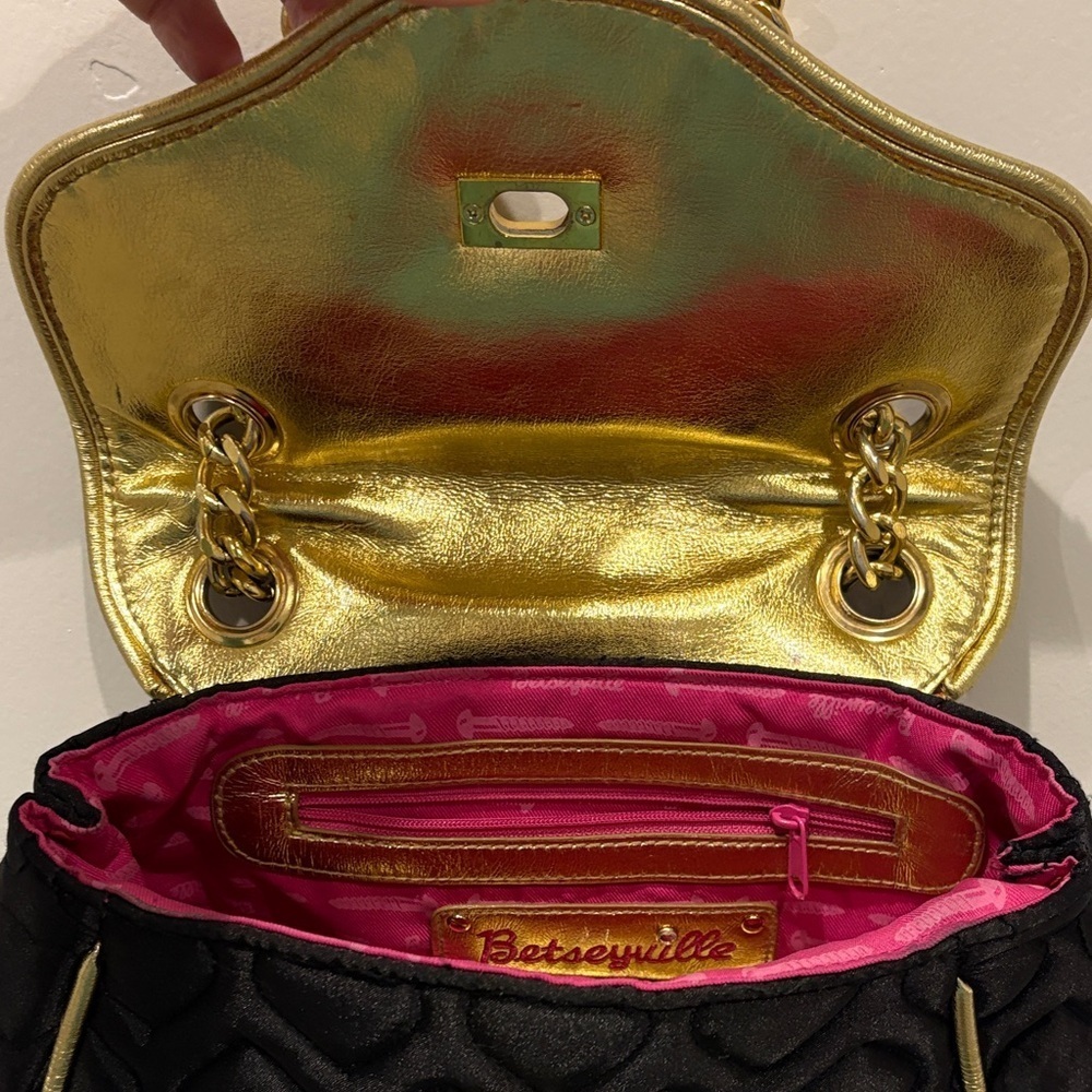 Betsey Johnson Black Quilted Heart Bag with Gold Chain - Picture 6 of 6